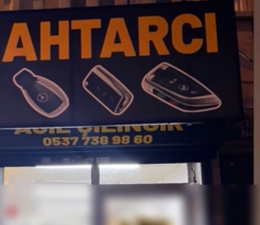 Umut Anahtar gece dış tabela görünümü — Küçükçekmece.