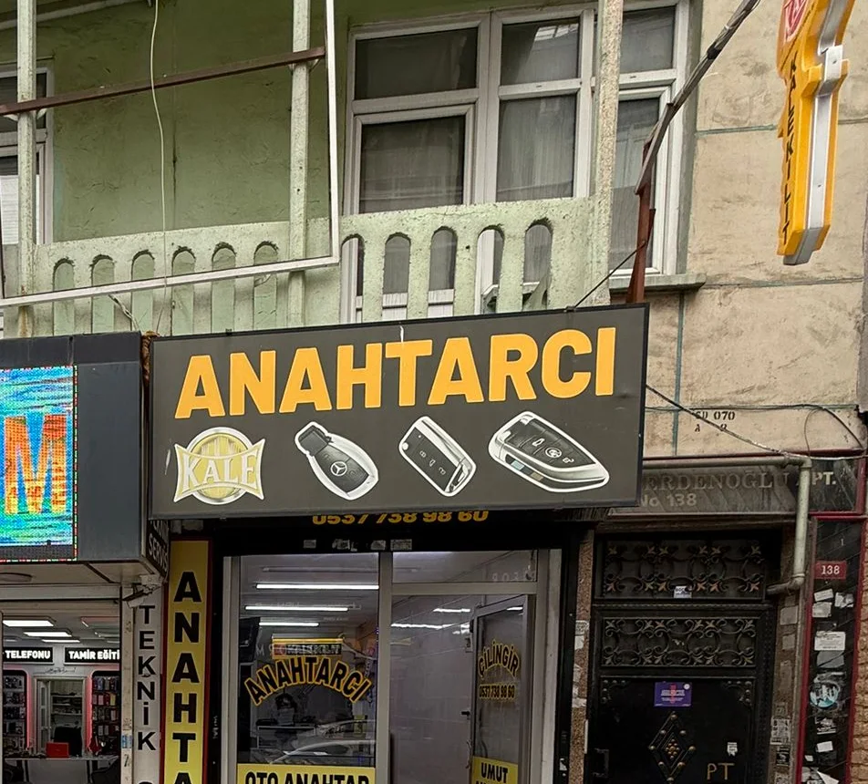 Umut Anahtar dış tabela — Bağlar Caddesi, Küçükçekmece.