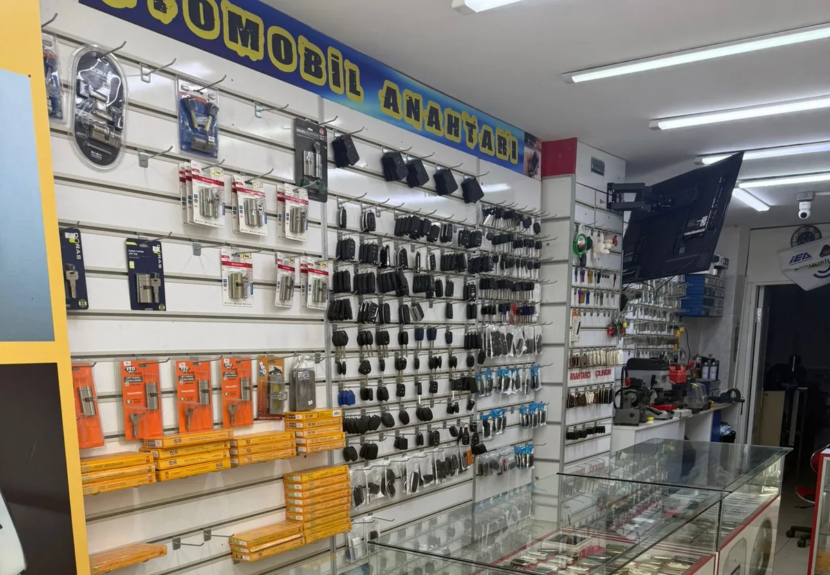 Araç anahtarı ve kumanda işlemleri için oto anahtar ürün panosu.